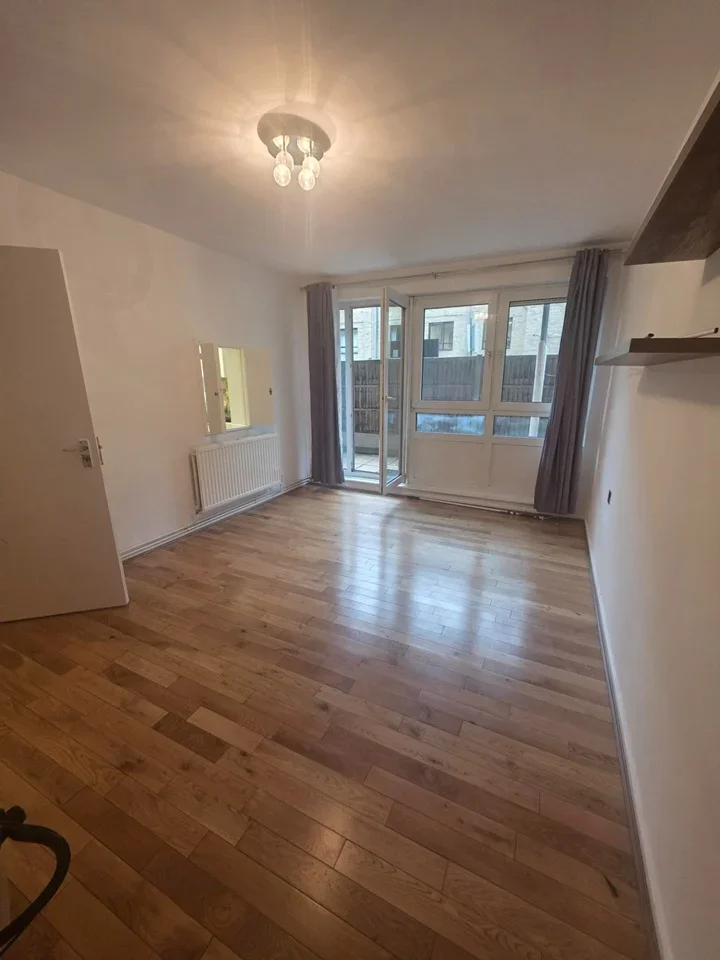 Flat Southern Grove in Greater London