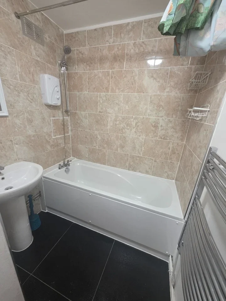 Flat Southern Grove in Greater London