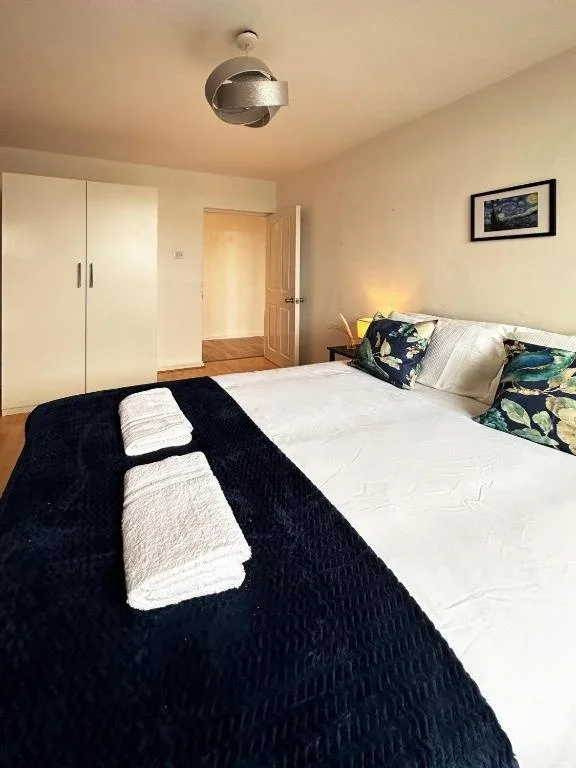 Room Grove Park Road in Greater London