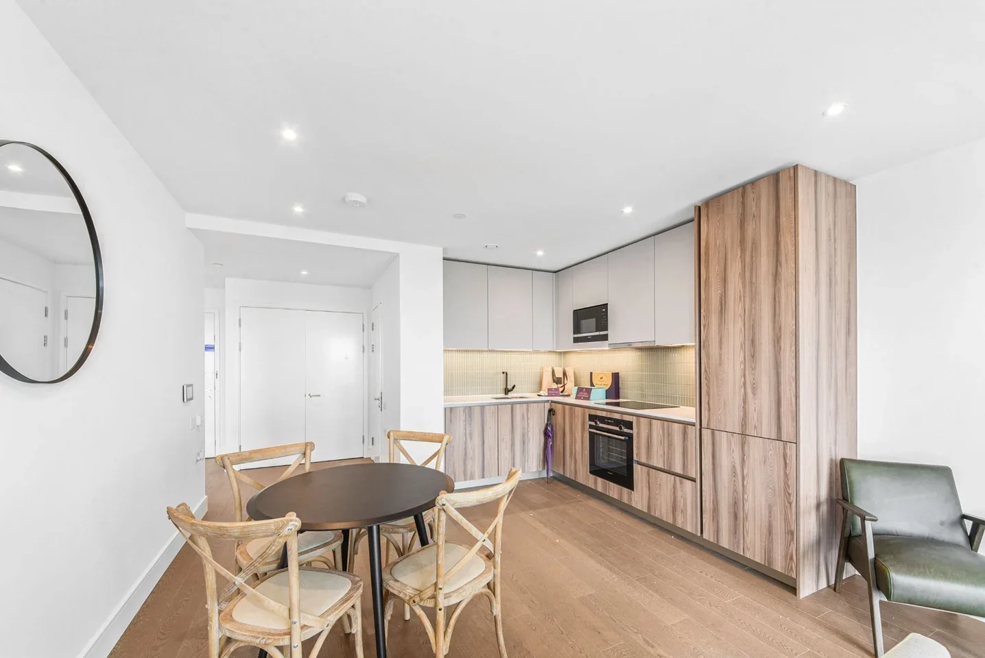 Flat Sayer Street in Greater London