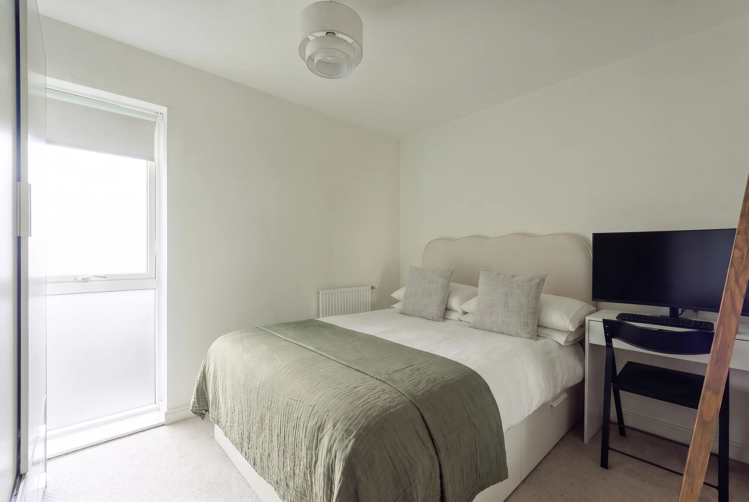 Flat Shearwater Drive in Greater London
