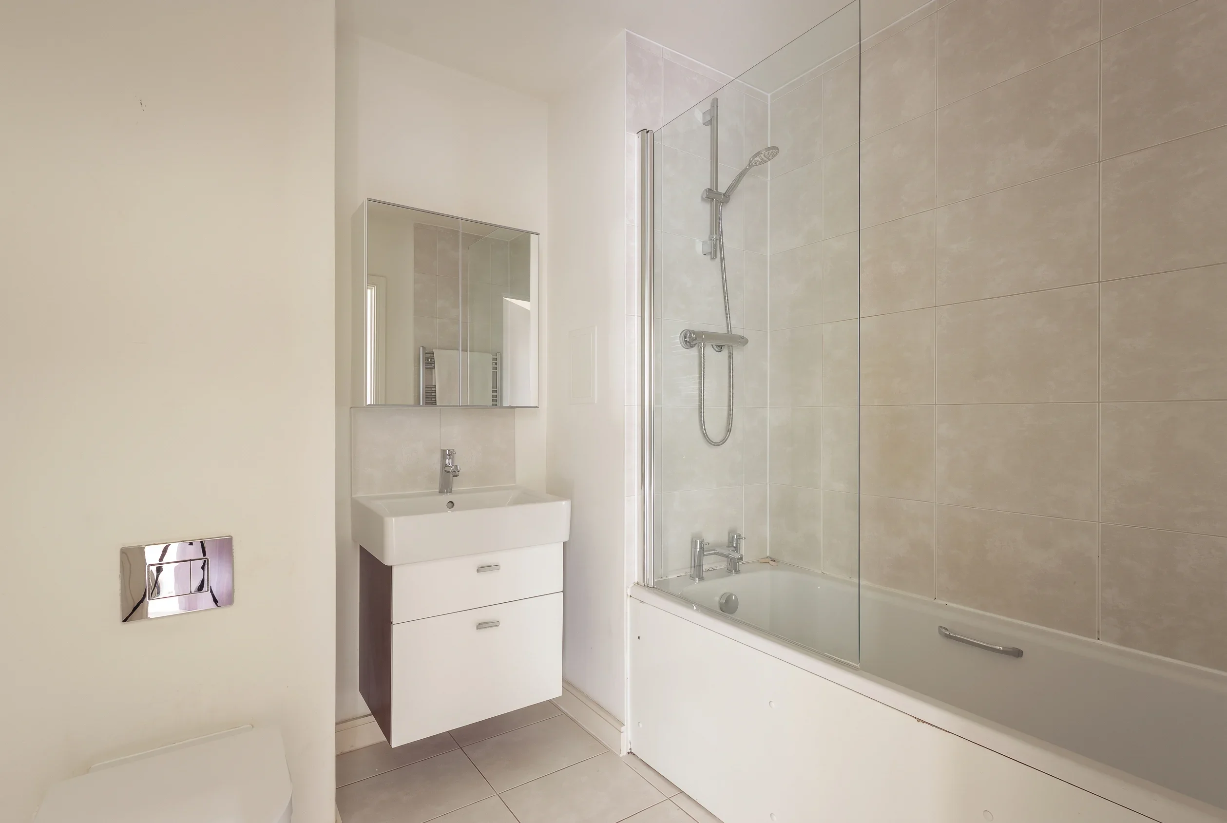Flat Shearwater Drive in Greater London