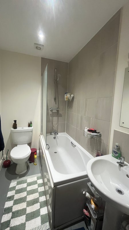 Room Blackstock Road in Greater London