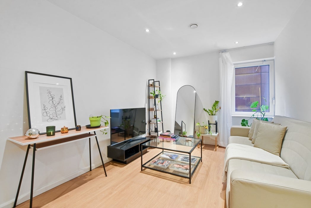 Flat Kingsland Road in Greater London