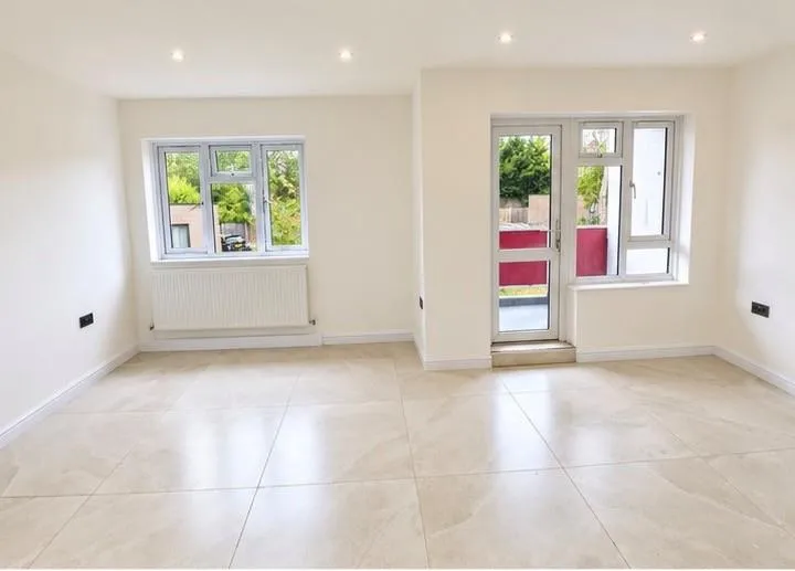 Flat Kings Drive in Greater London