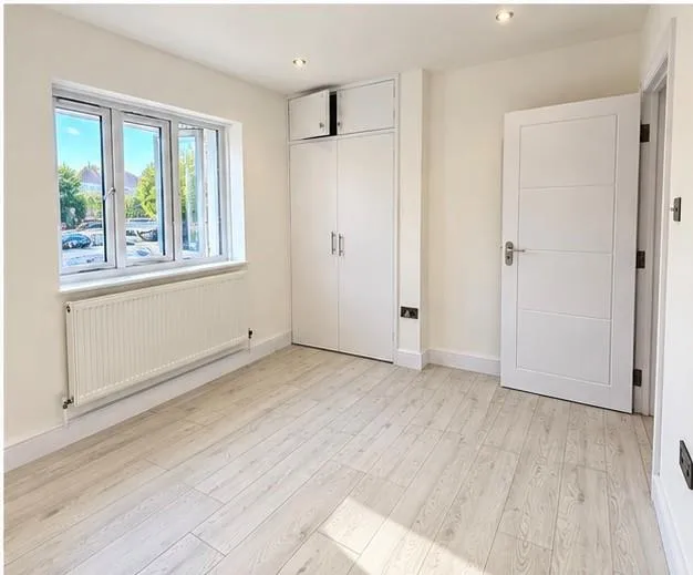 Flat Kings Drive in Greater London