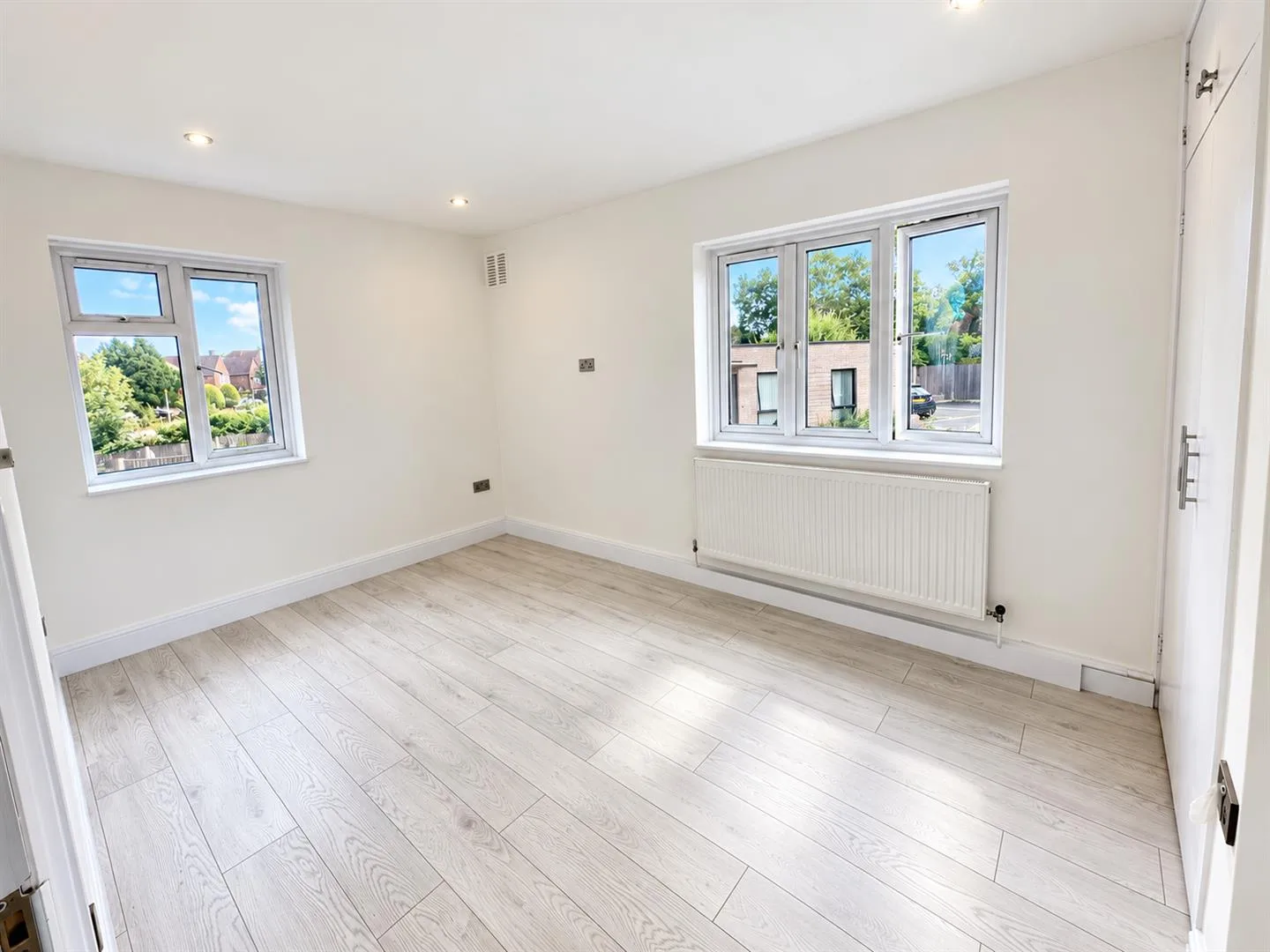 Flat Kings Drive in Greater London