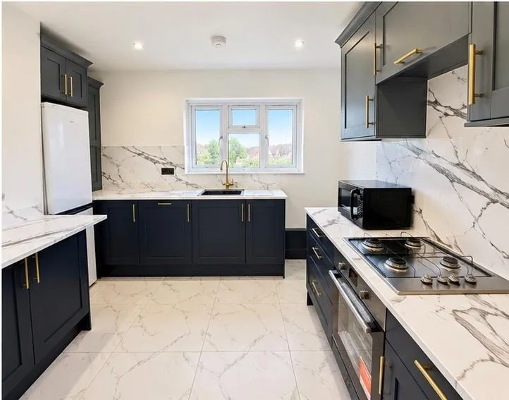 Flat Kings Drive in Greater London