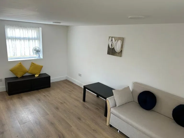 Flat Northumberland Crescent in Greater London