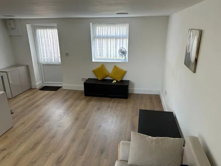 Flat Northumberland Crescent in Greater London