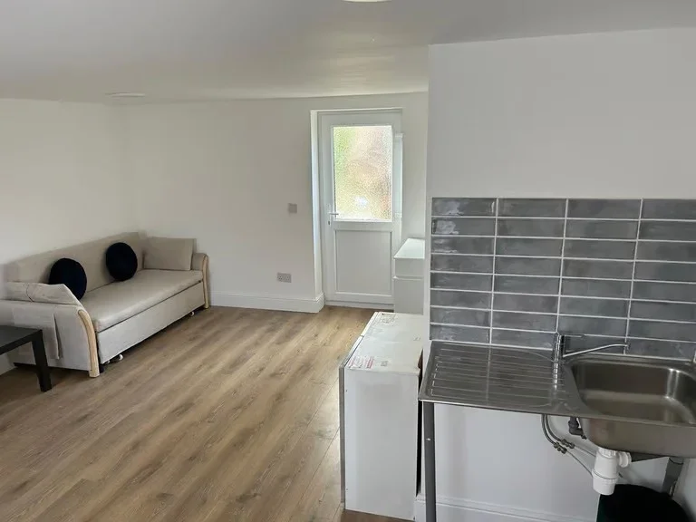 Flat Northumberland Crescent in Greater London