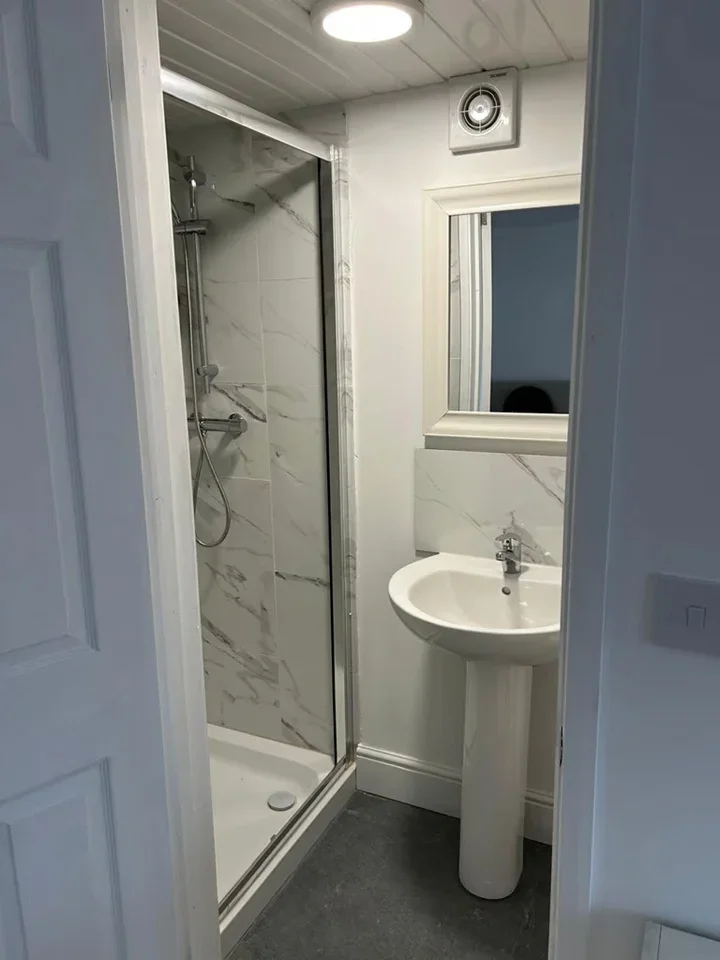 Flat Northumberland Crescent in Greater London
