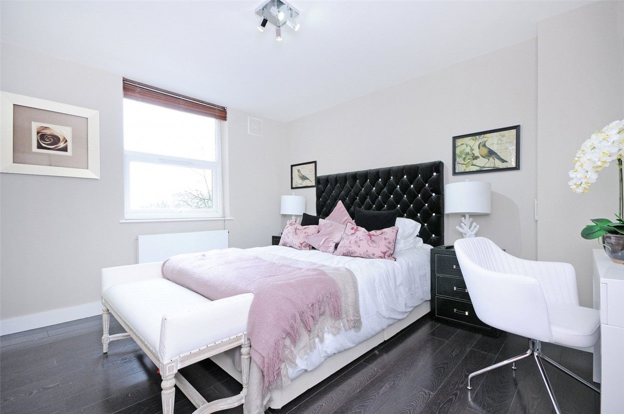 Flat Boydell Court in Greater London