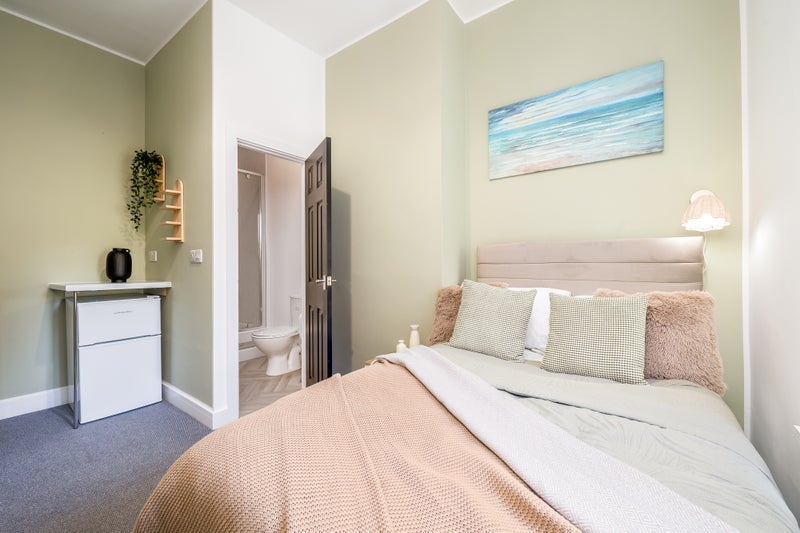 Room Haunchwood Road in Nuneaton and Bedworth