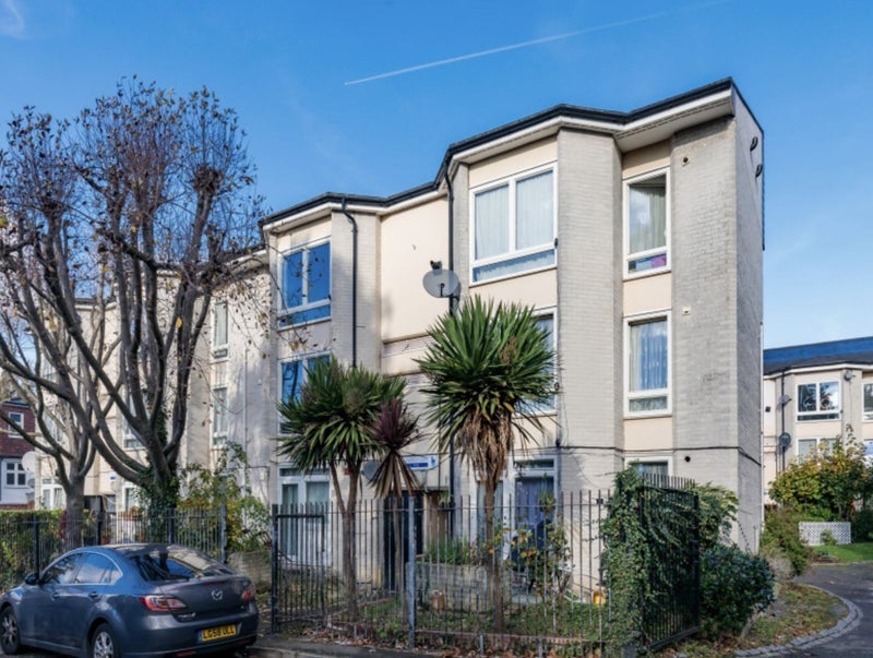 Room Langholm Close in Greater London