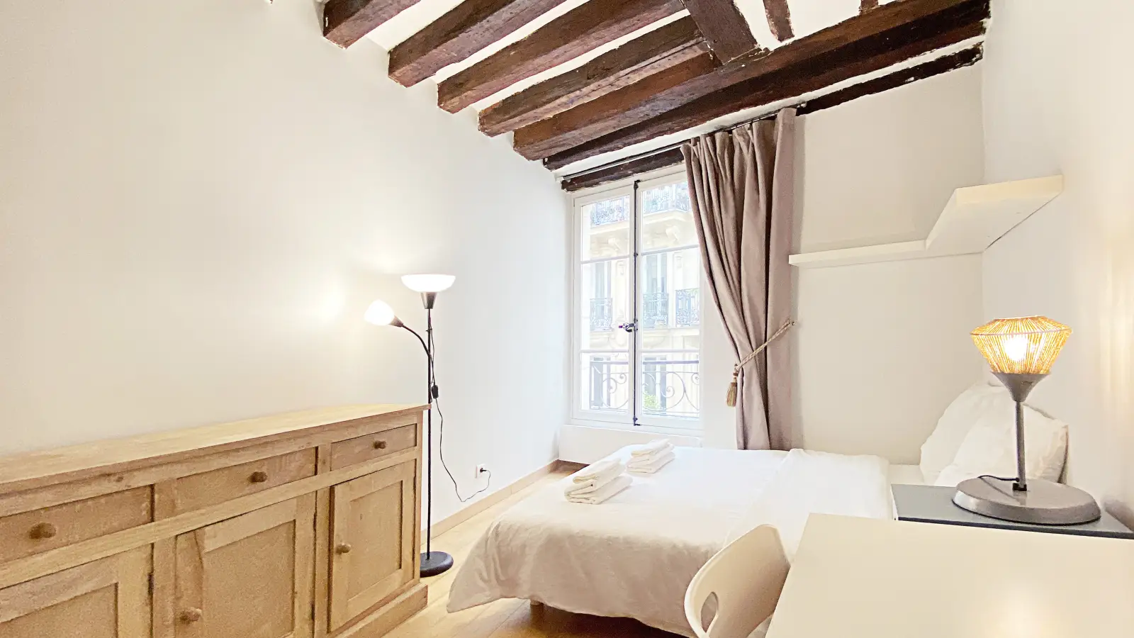 Room Rue Croix des Petits Champs in Paris