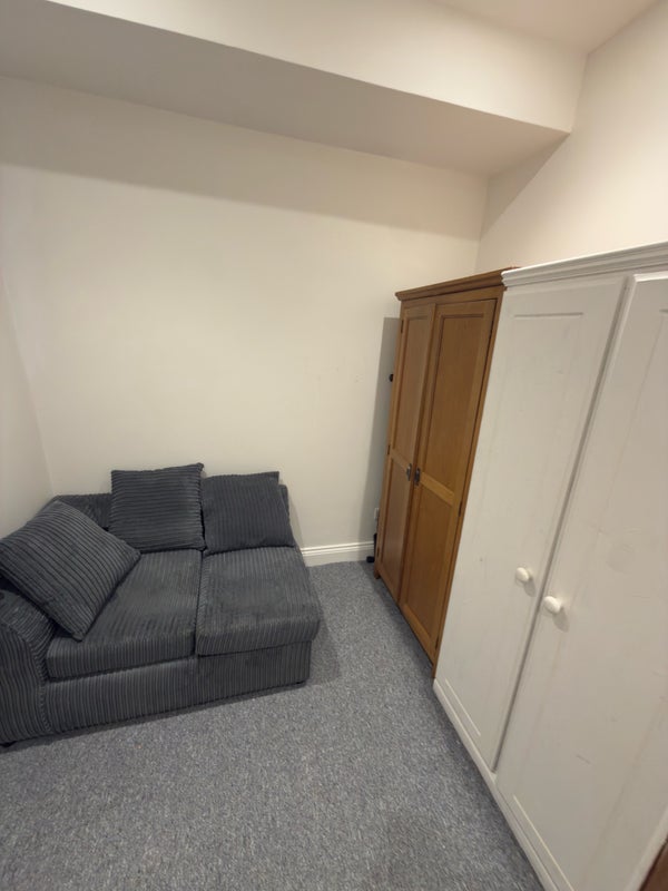 Room Lansdowne Road in Greater London