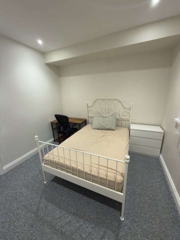 Room Lansdowne Road in Greater London