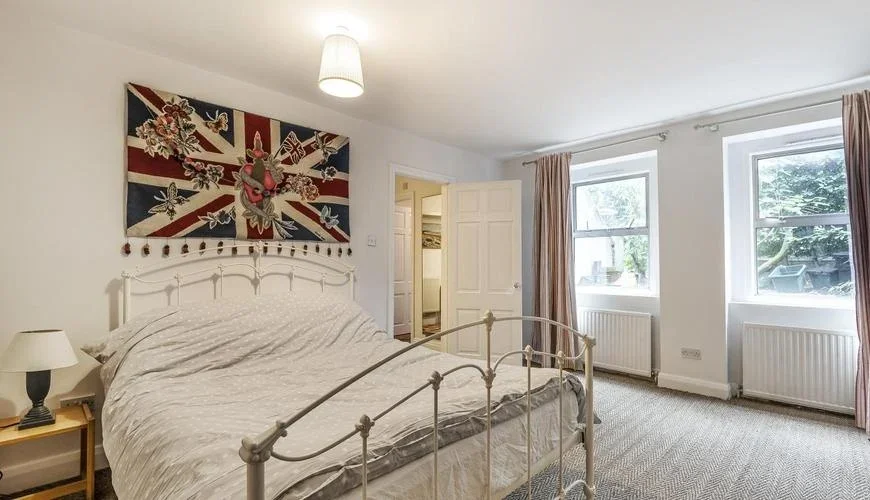 Flat Hazellville Road in Greater London