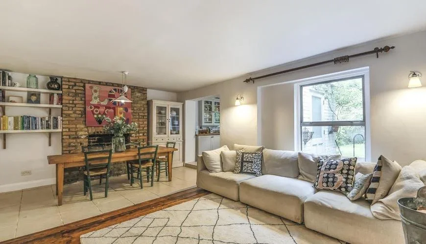 Flat Hazellville Road in Greater London