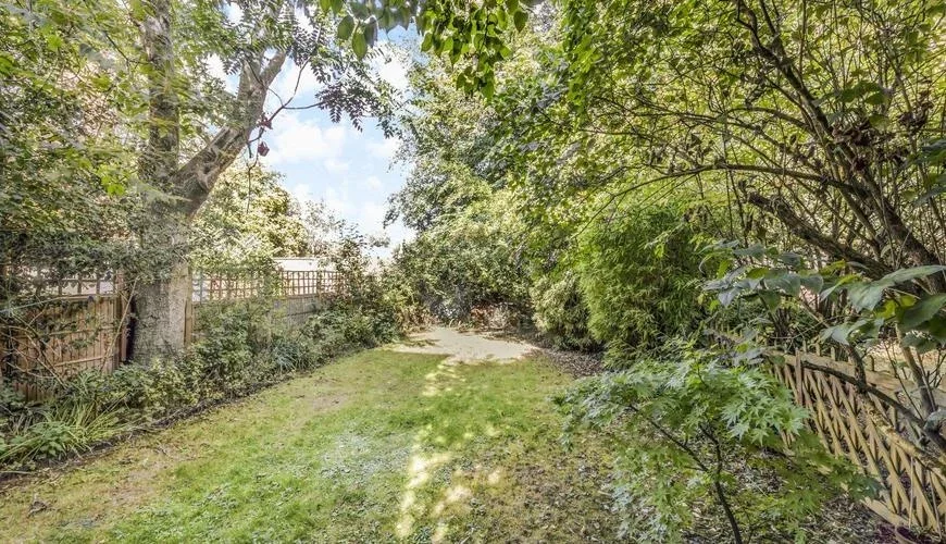 Flat Hazellville Road in Greater London
