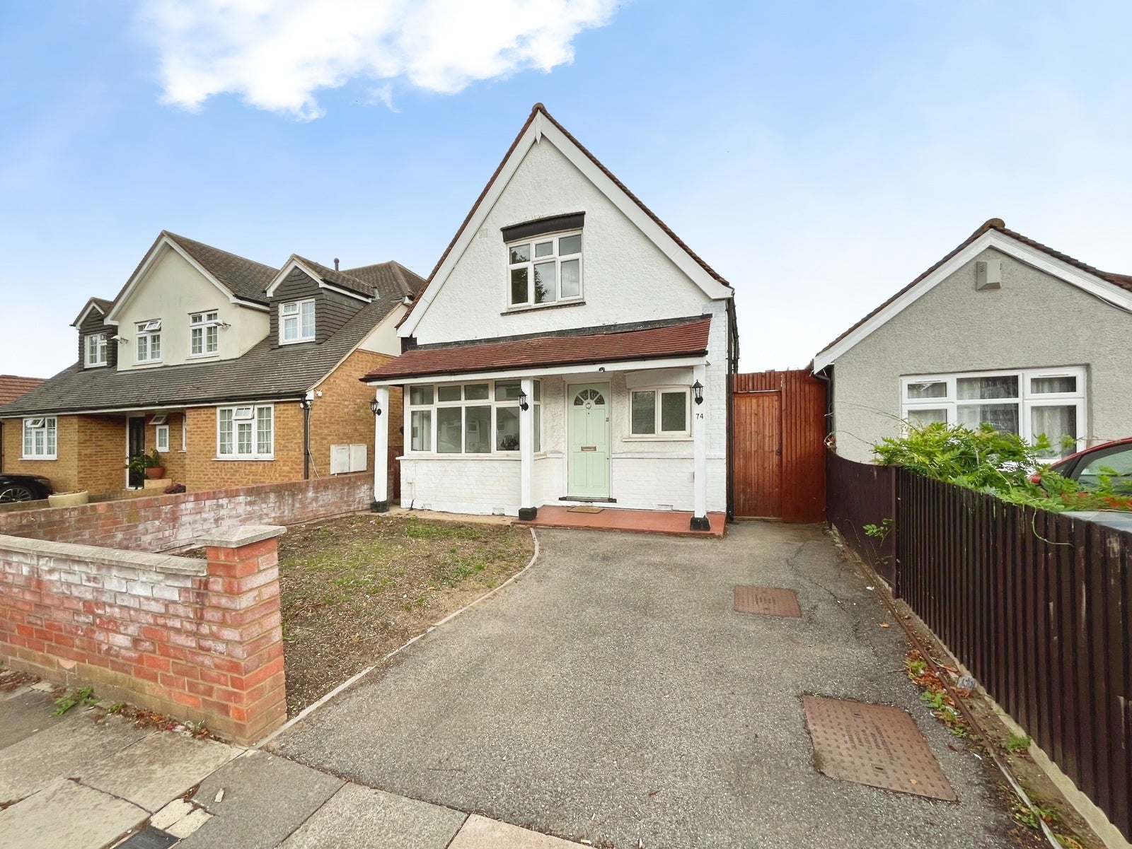 House Eastmead Avenue in Greater London