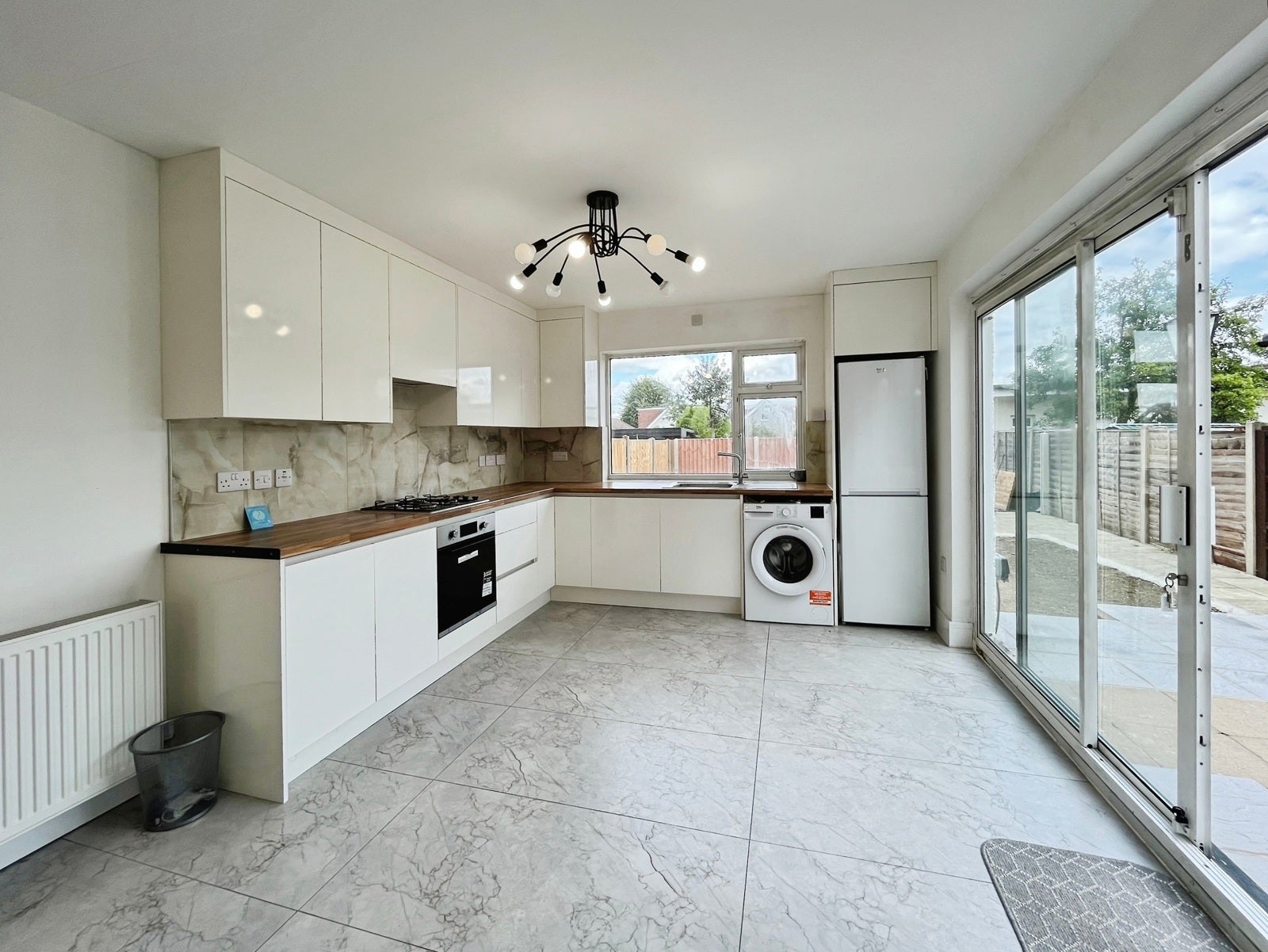 House Eastmead Avenue in Greater London