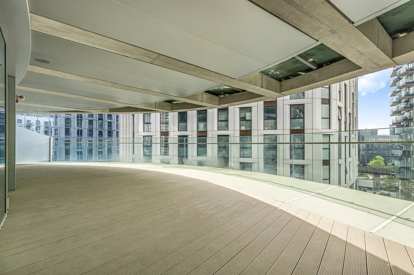 Flat Crossharbour Plaza in Greater London