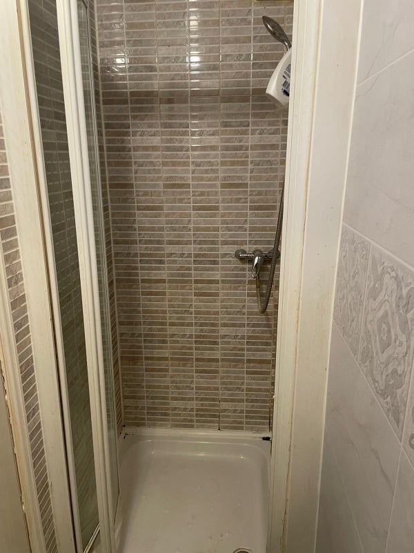 Room Bath Road in Bristol