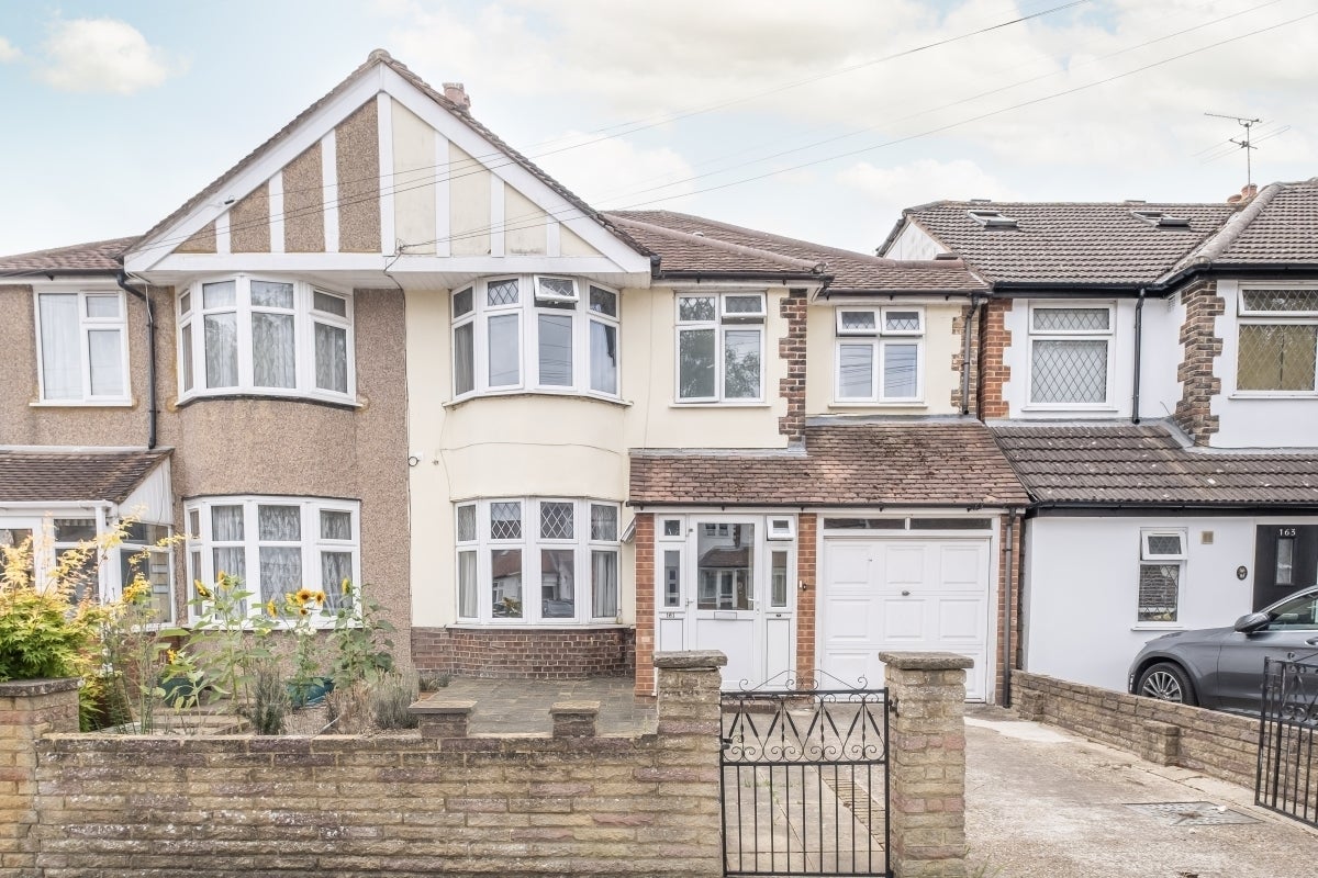 House Waverley Avenue in Greater London