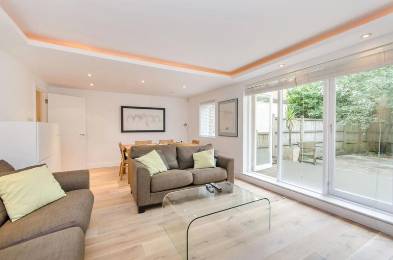 Flat Marlborough Hill in City of Westminster