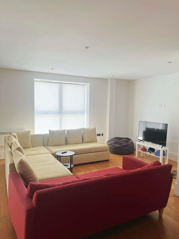 Flat Clapham Road in Greater London
