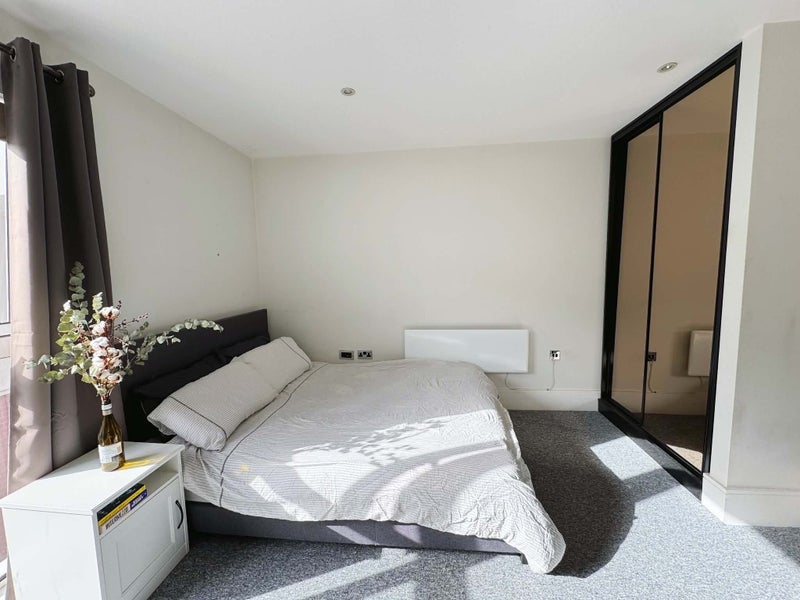 Flat Clapham Road in Greater London