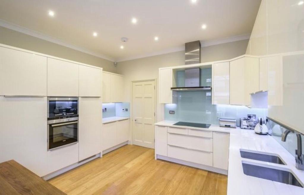 Flat Hyde Park Square in City of Westminster
