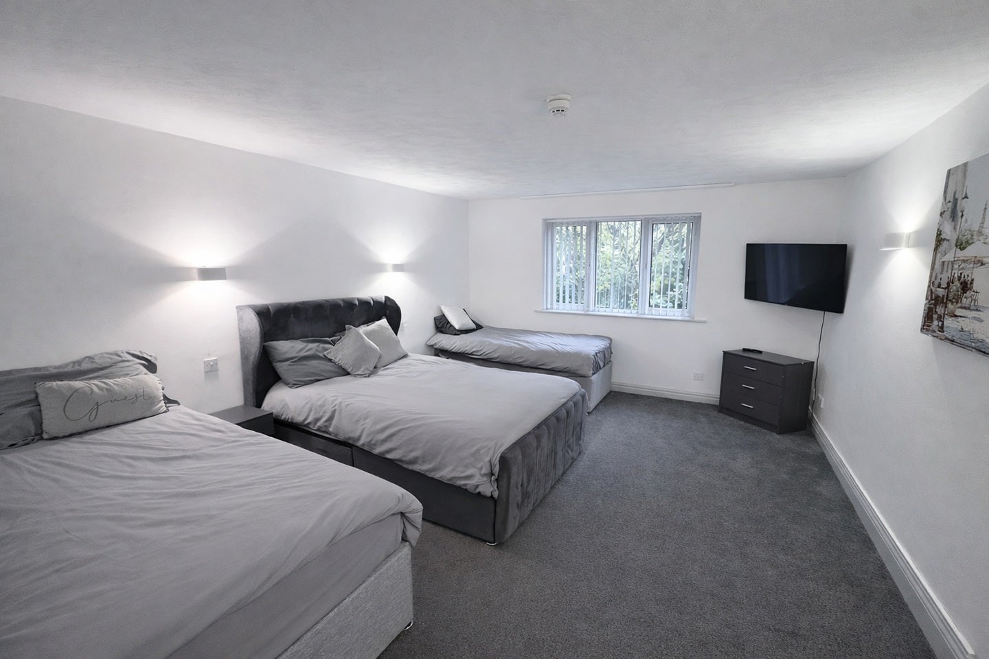 Room Rochdale Road in Oldham