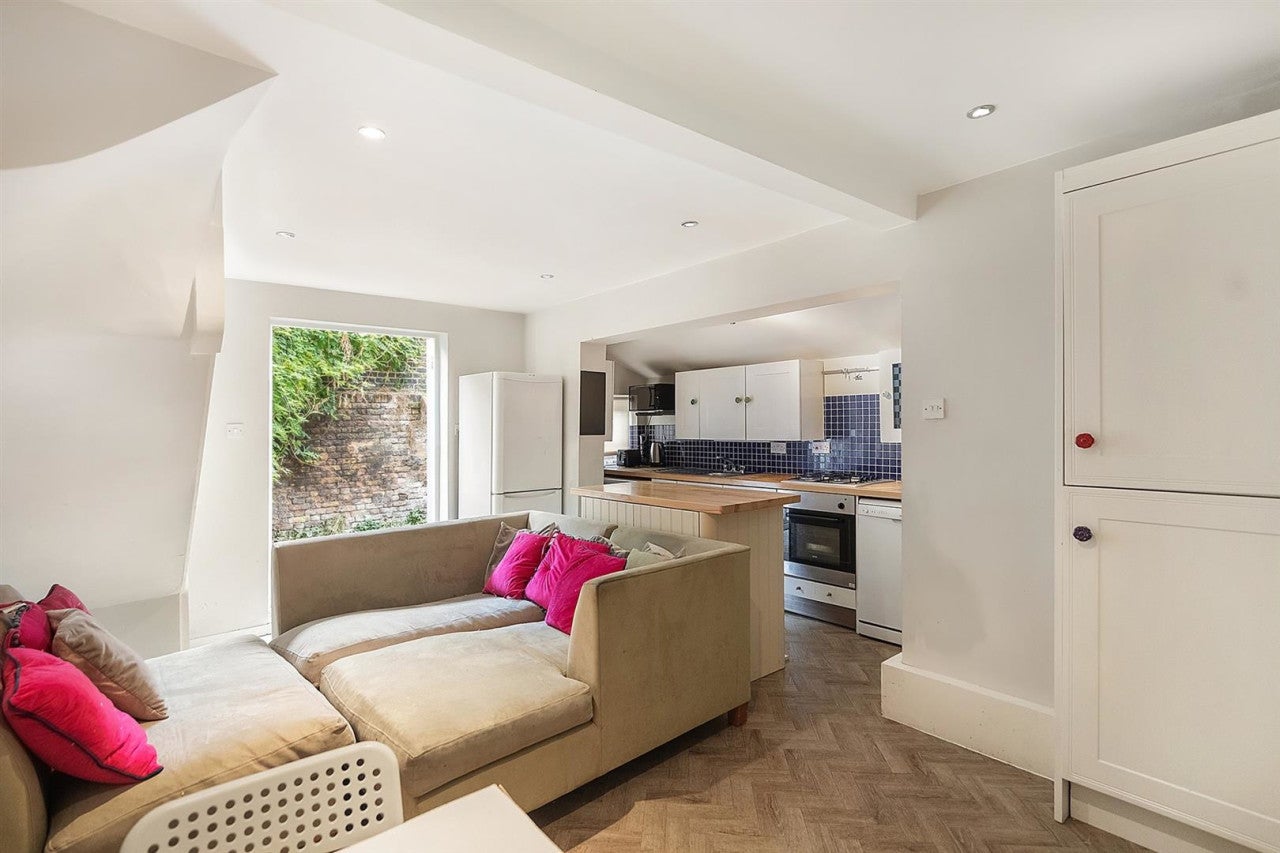 Flat Ballater Road in Greater London