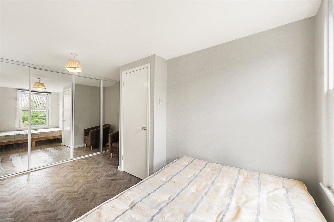 Flat Ballater Road in Greater London