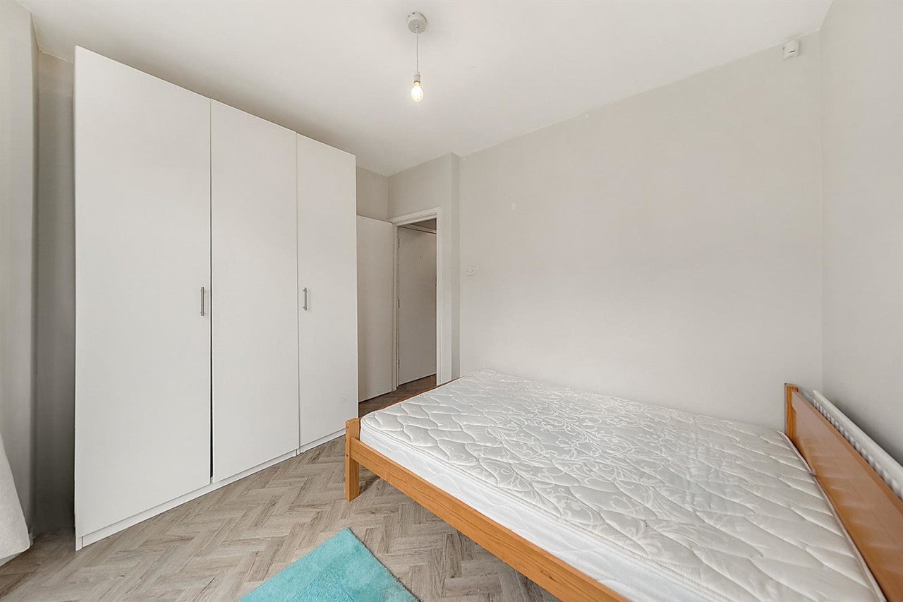 Flat Ballater Road in Greater London