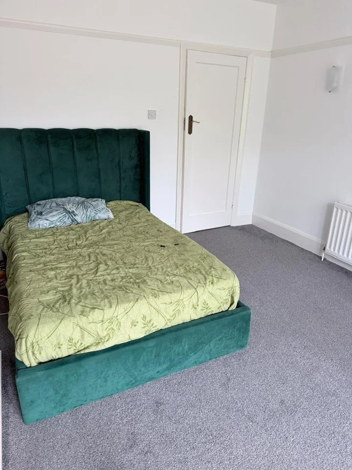 Room Eversley Way in Greater London