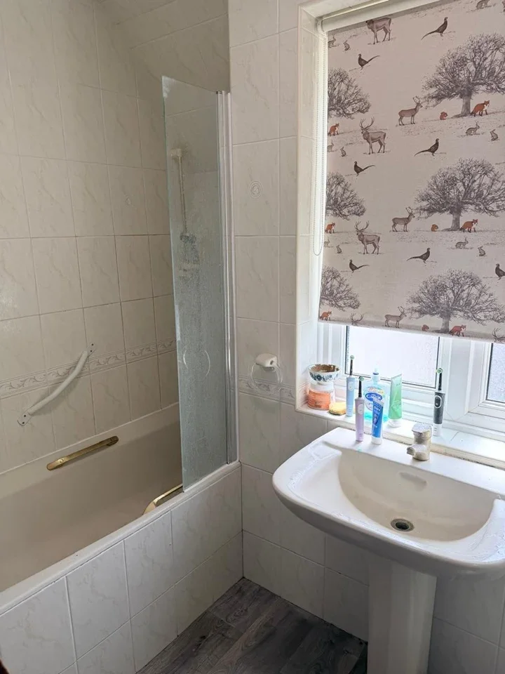 Room Eversley Way in Greater London