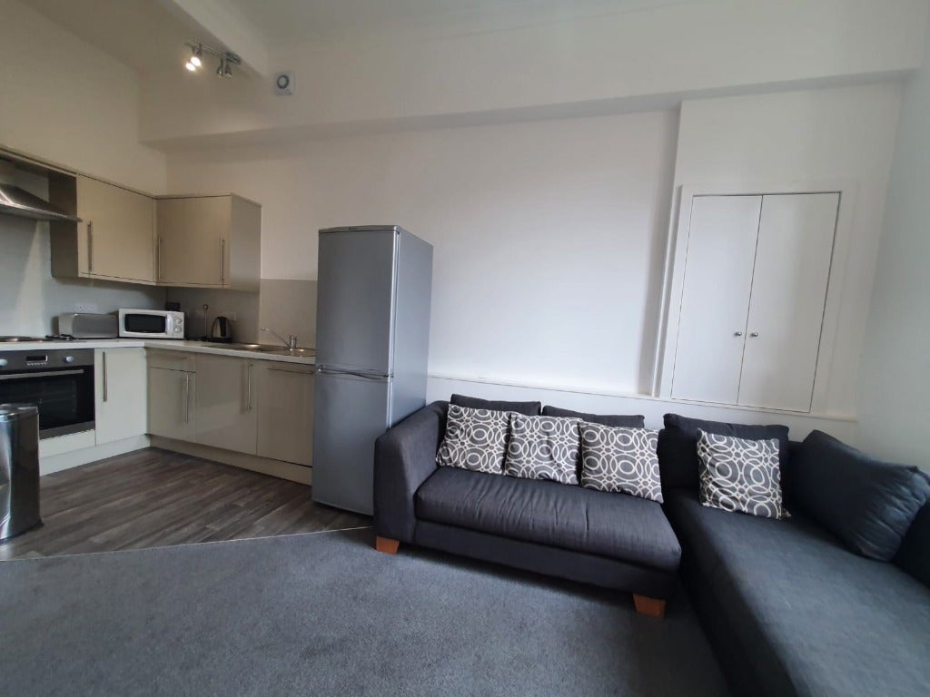 Flat Valleyfield Street in City of Edinburgh