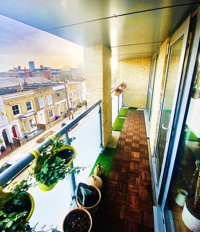 Flat Anglo Road in Greater London