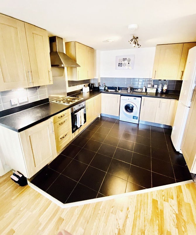 Flat Anglo Road in Greater London