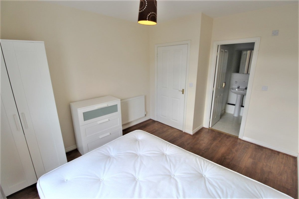 Flat Paladine Way in Coventry