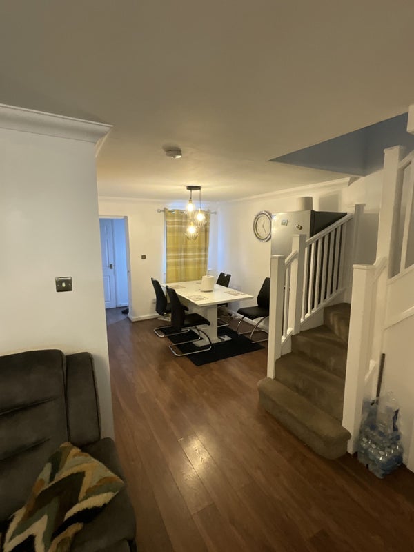 Room Chestnut Road in Basildon