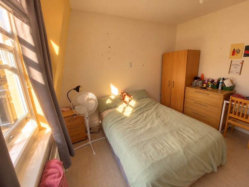Room Goldhawk Road in Greater London
