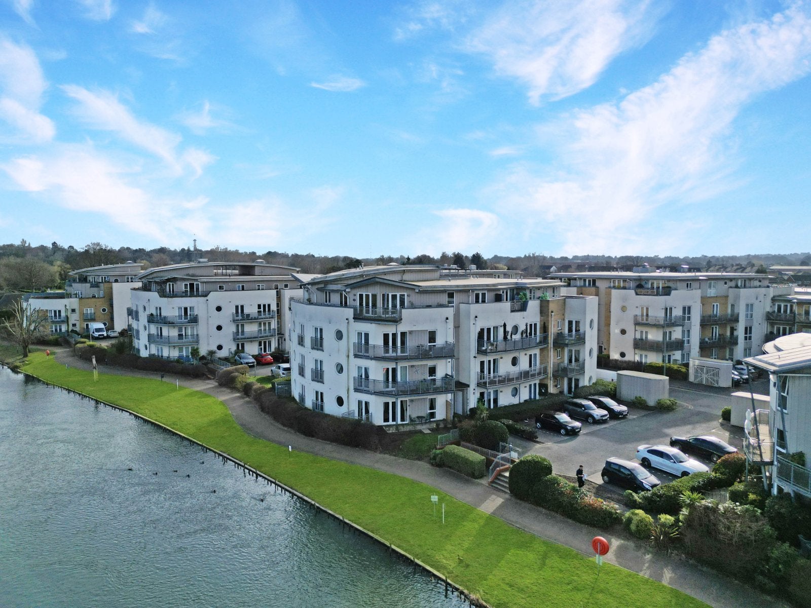 Flat Chertsey Bridge Road in Shepperton