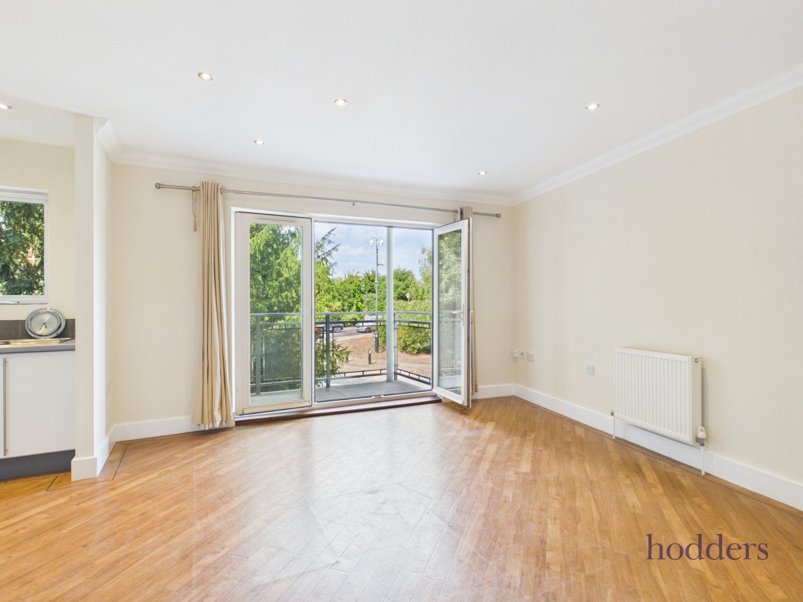 Flat Chertsey Bridge Road in Shepperton