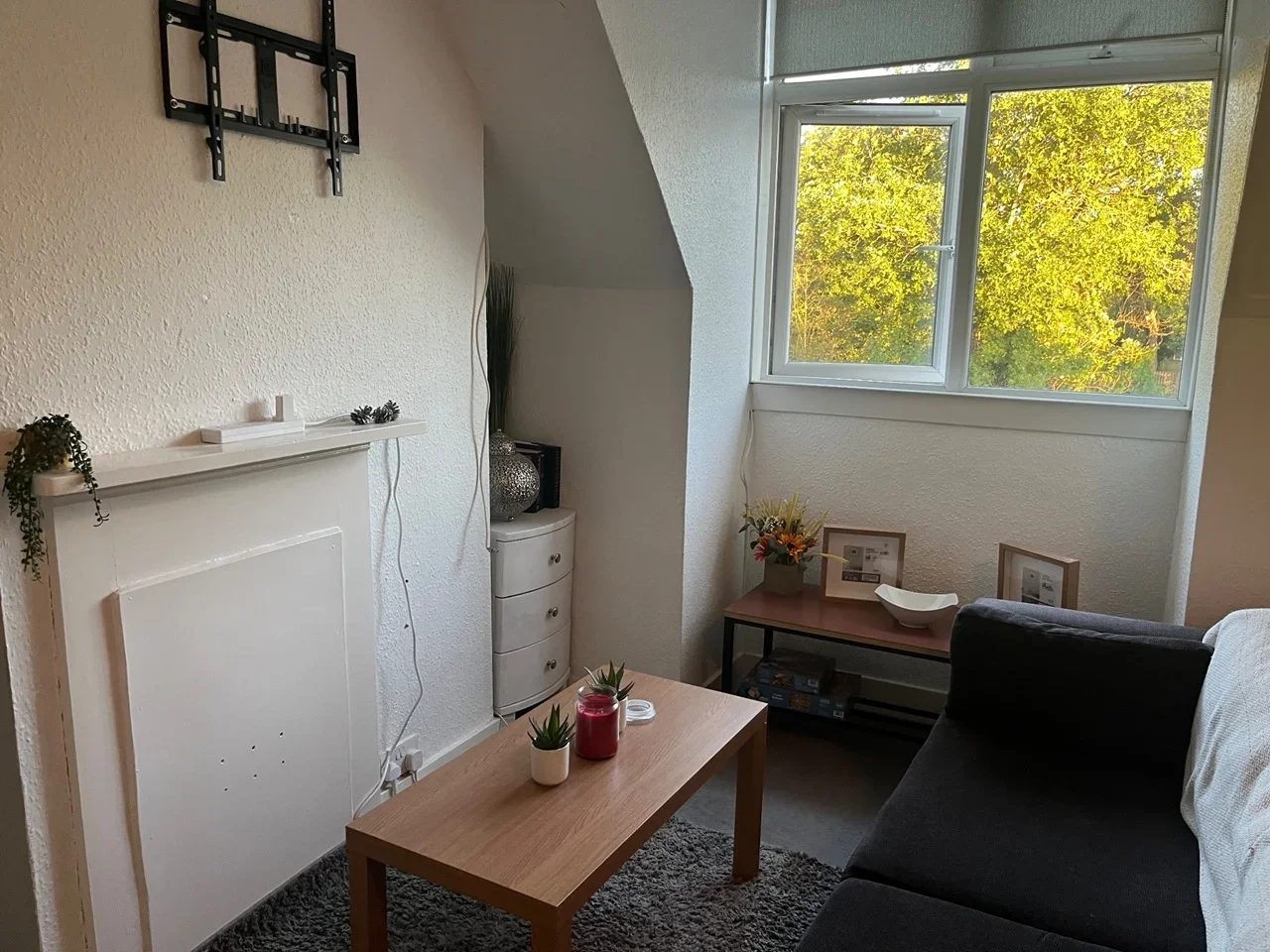 Room Grove Road in Greater London