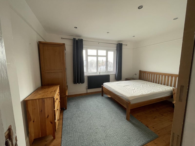 Room Ross Road in Greater London